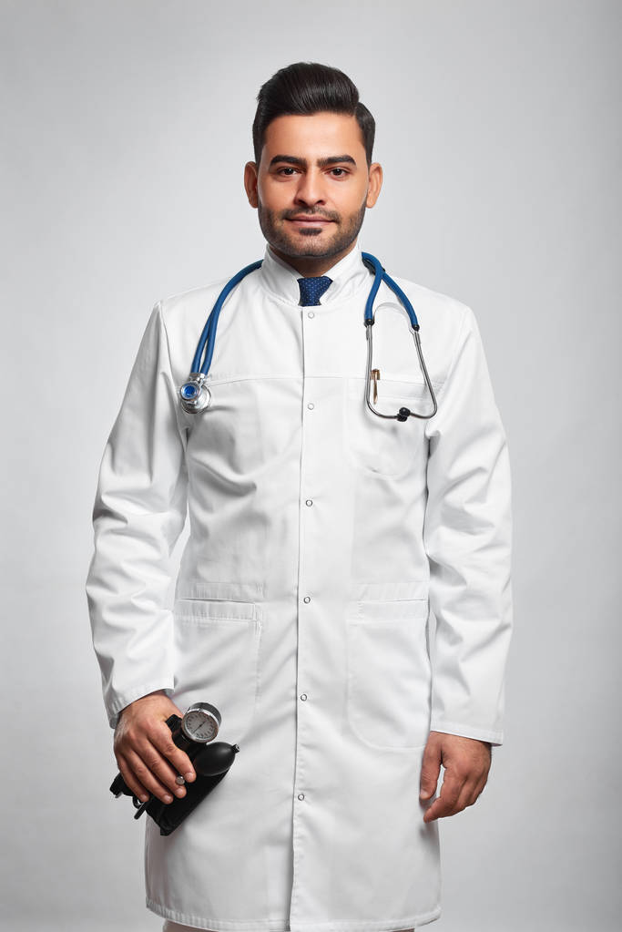 männliche Arzt posiert im Studio - Foto, Bild