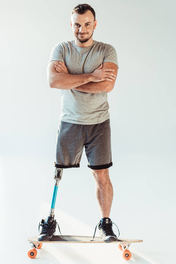 чоловік з протезом для ніг стоїть на скейтборді
 - Фото, зображення