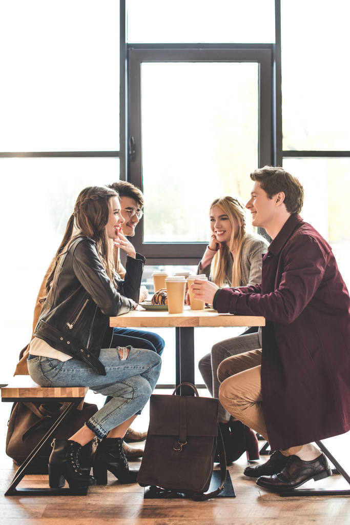 Amigos sentados en la cafetería
 - Foto, Imagen