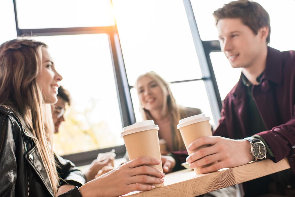 Друзья сидят в кафе с кофе
 - Фото, изображение