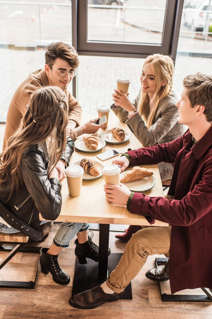 Freunde sitzen im Café - Foto, Bild