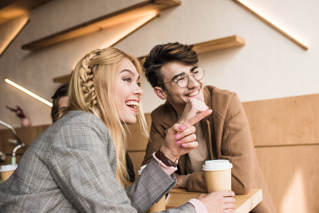 Couple souriant au café
 - Photo, image