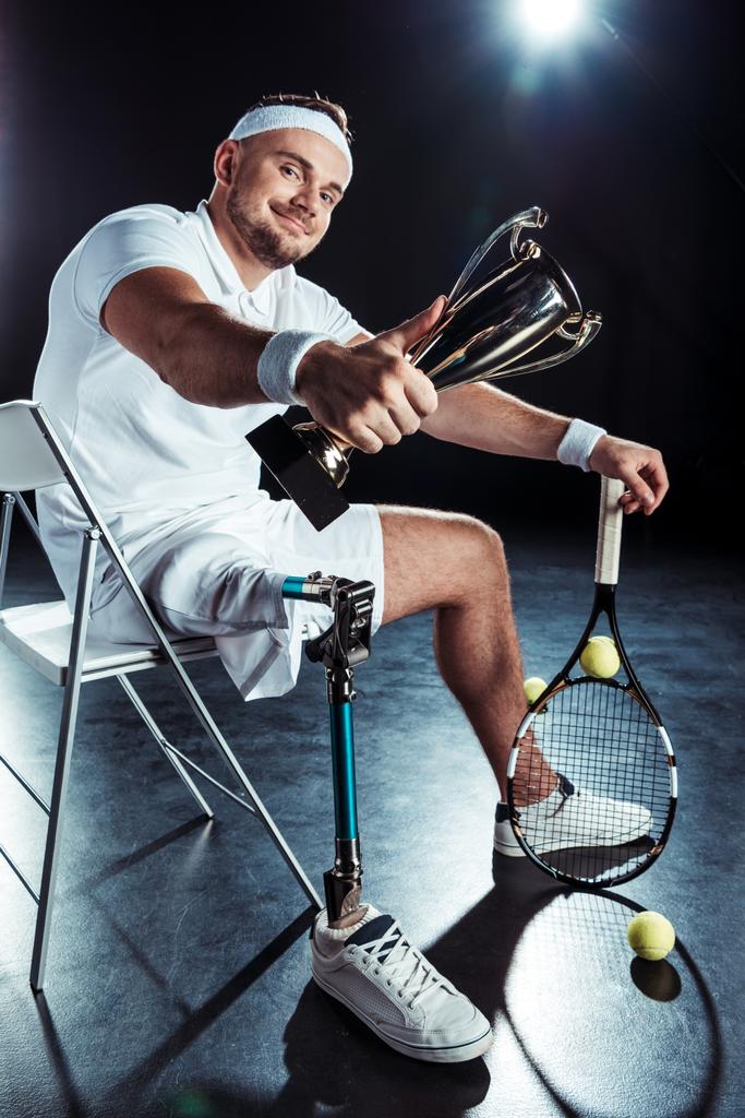 Paralympische tennisser met kampioen goblet - Foto, afbeelding
