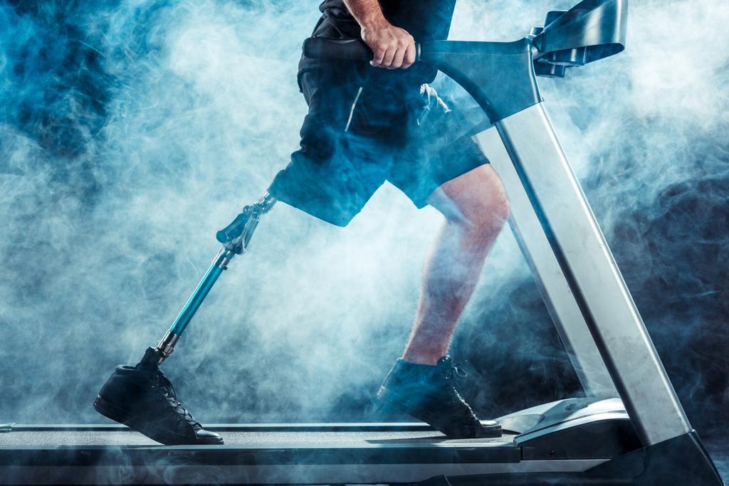 deportista con entrenamiento de prótesis de pierna en cinta de correr
 - Foto, imagen
