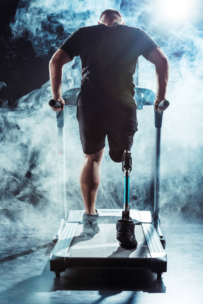 Sportman met been prothese training op de loopband - Foto, afbeelding