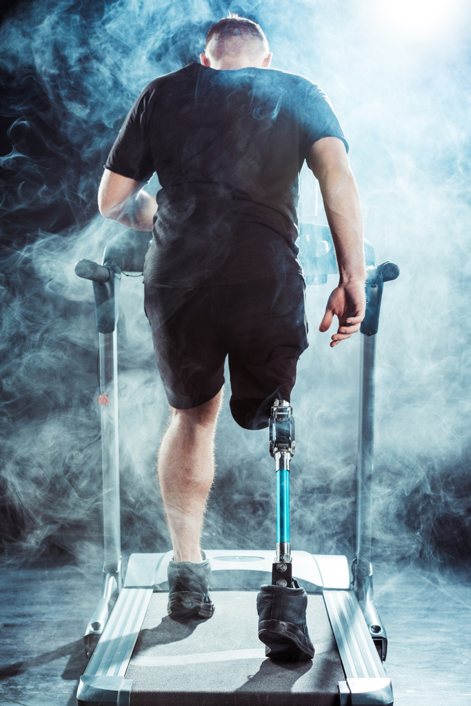 sportovec s nohu protézu trénink na běžeckém pásu - Fotografie, Obrázek