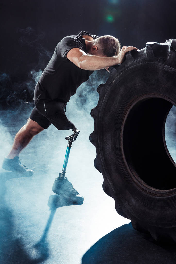 atleta paralímpico puxando pneu
 - Foto, Imagem