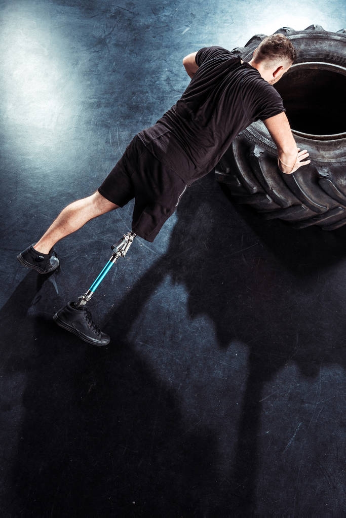 паралімпійський спортсмен робить поштовхи
 - Фото, зображення