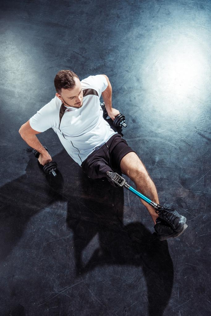 uomo con protesi alle gambe facendo flessioni
 - Foto, immagini