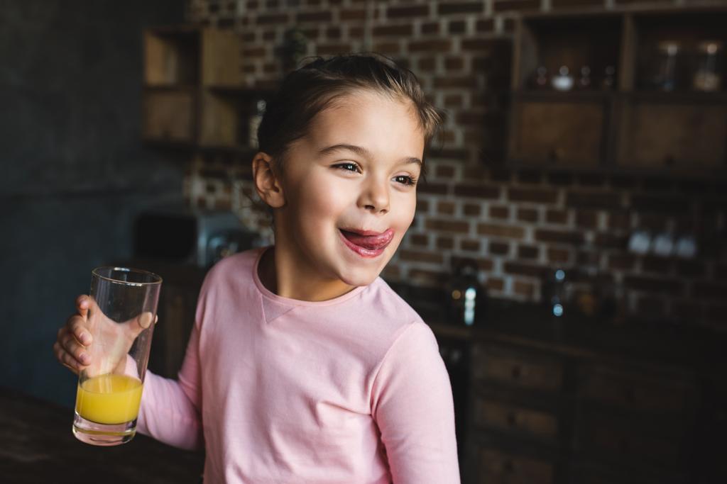kind drinken sinaasappelsap - Foto, afbeelding