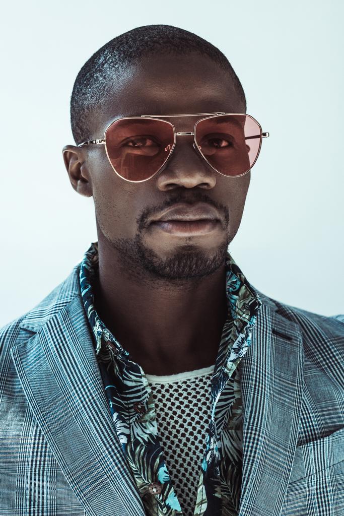 Αφρικανική αμερικανική άνθρωπος σε γυαλιά ηλίου - Φωτογραφία, εικόνα
