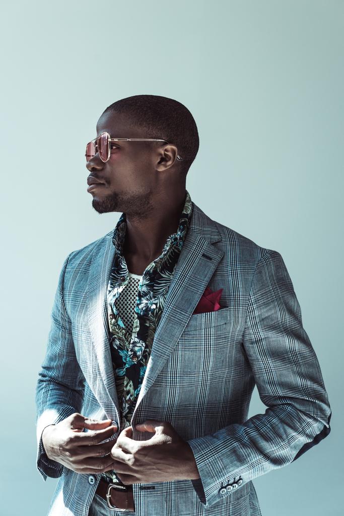 homem americano africano em terno elegante e óculos de sol
 - Foto, Imagem