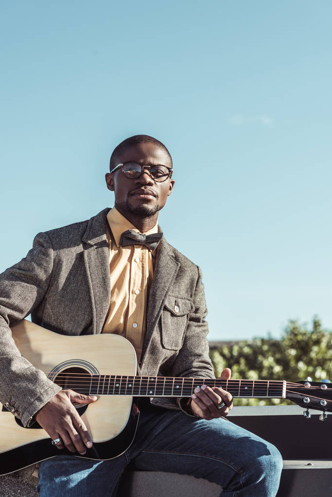 Şık Afrikalı-Amerikalı adam gitar çalmak - Fotoğraf, Görsel