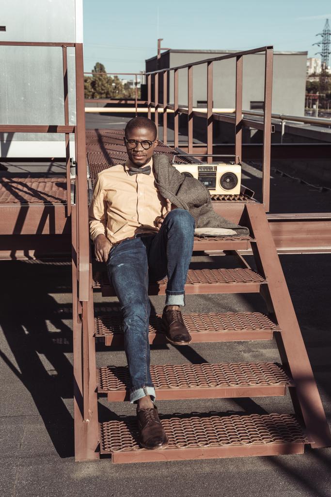 Merdivenlerde oturan moda adam - Fotoğraf, Görsel