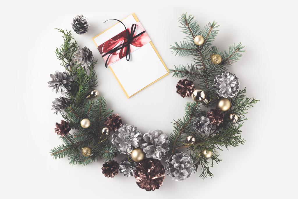 Χριστουγεννιάτικο στεφάνι με ευχετήρια κάρτα - Φωτογραφία, εικόνα