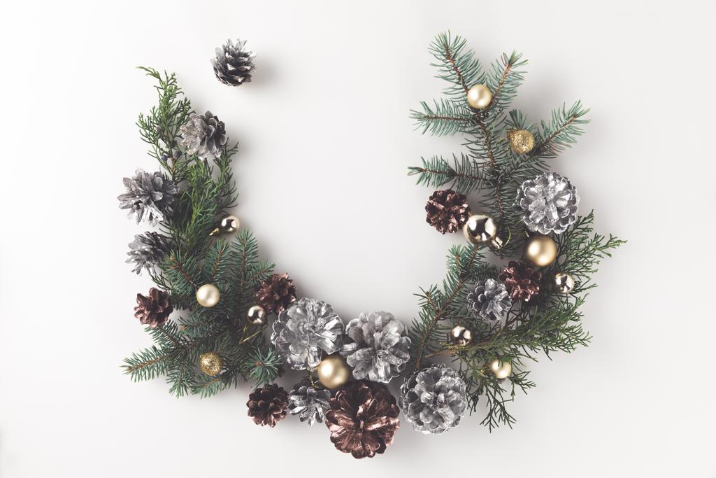 Corona de Navidad hecha de ramas de abeto
 - Foto, imagen
