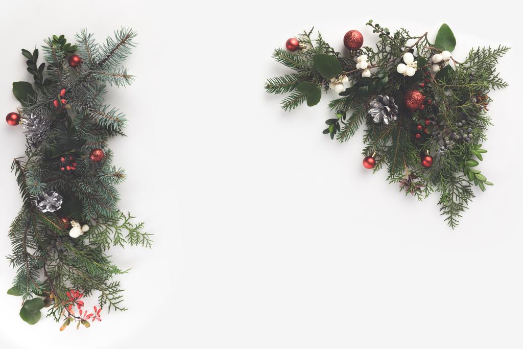 еловые ветви с рождественскими шарами и шишками
 - Фото, изображение