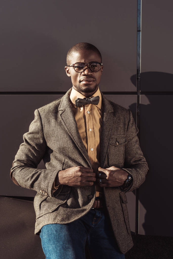 Κομψό αφρικανική αμερικανική άνδρα προσαρμογή σακάκι - Φωτογραφία, εικόνα