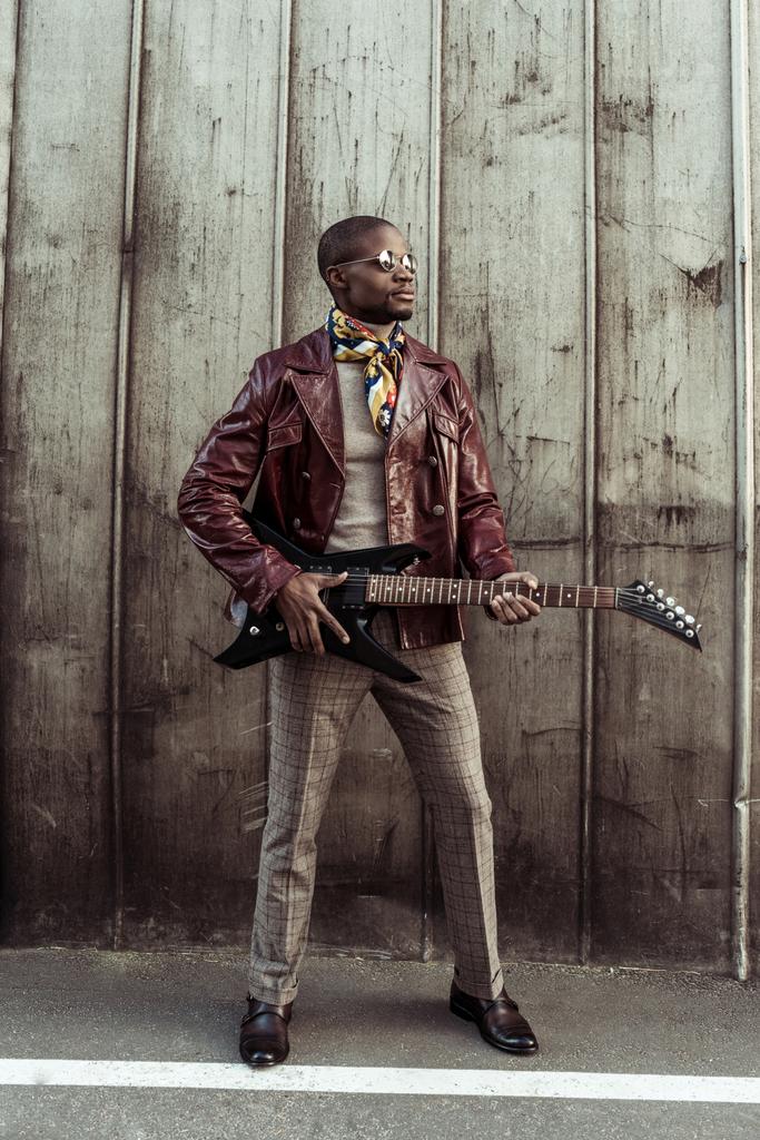 hombre afroamericano con guitarra eléctrica
 - Foto, Imagen