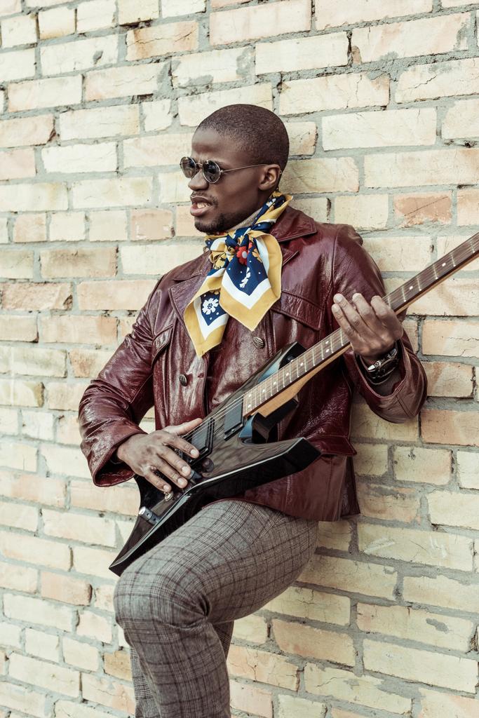 africano americano uomo suonare la chitarra - Foto, immagini
