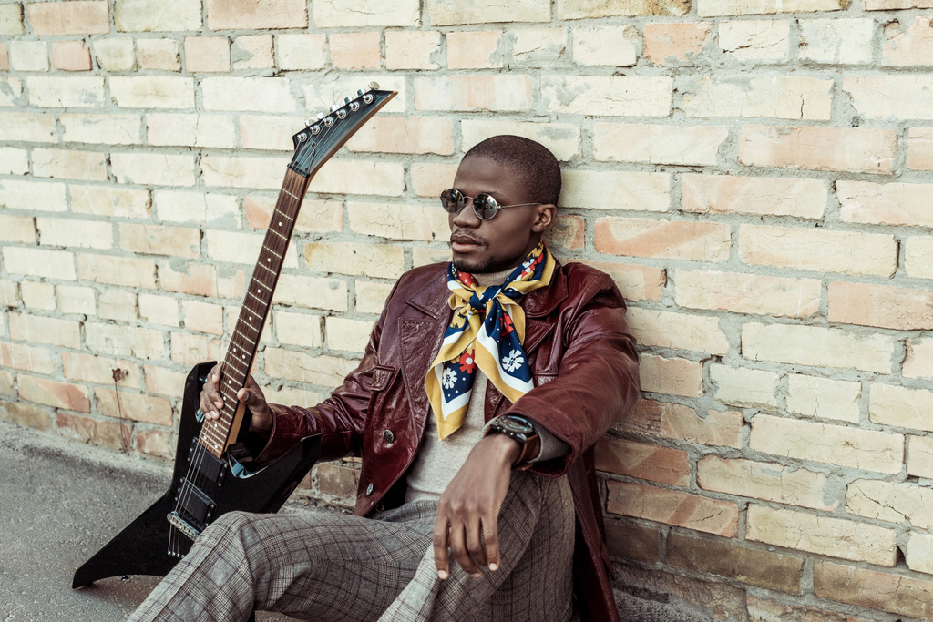 ギターを持つアフリカ系アメリカ人男性 - 写真・画像