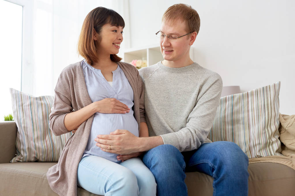 szczęśliwa żona w ciąży z mężem w domu - Zdjęcie, obraz