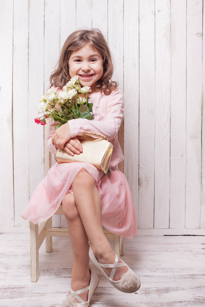 Chica con rosas
 - Foto, Imagen