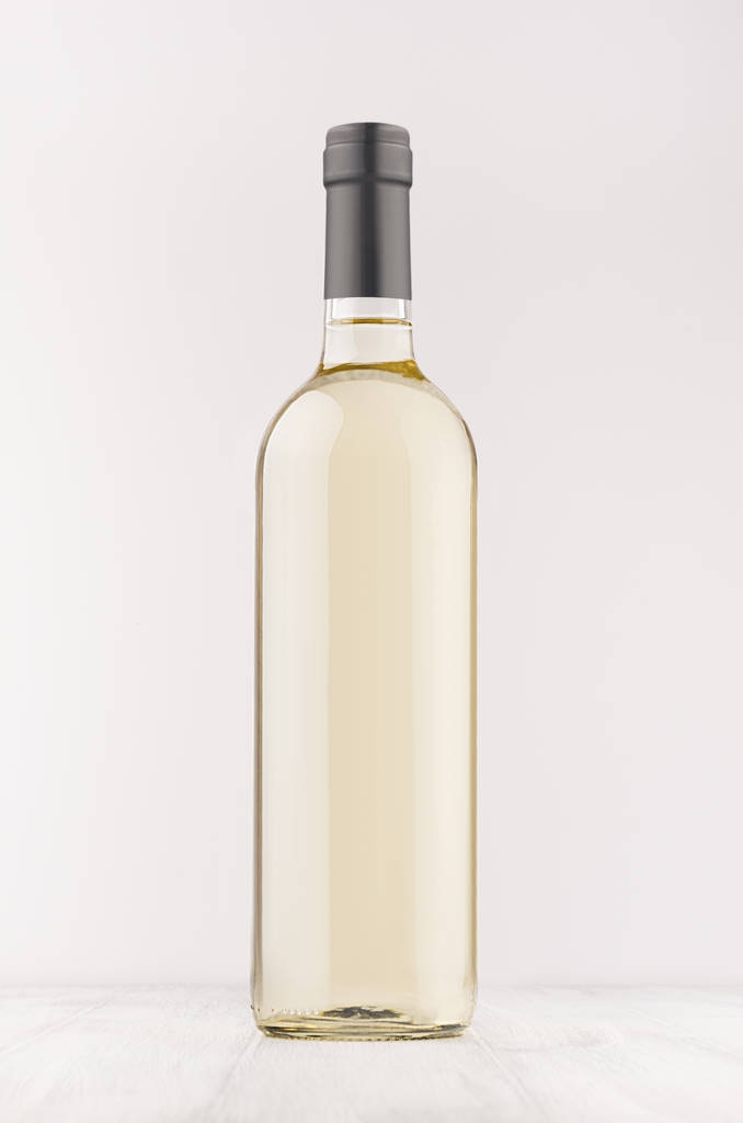 Transparante wijnfles met witte wijn op witte houten bord, mock up, verticale. - Foto, afbeelding
