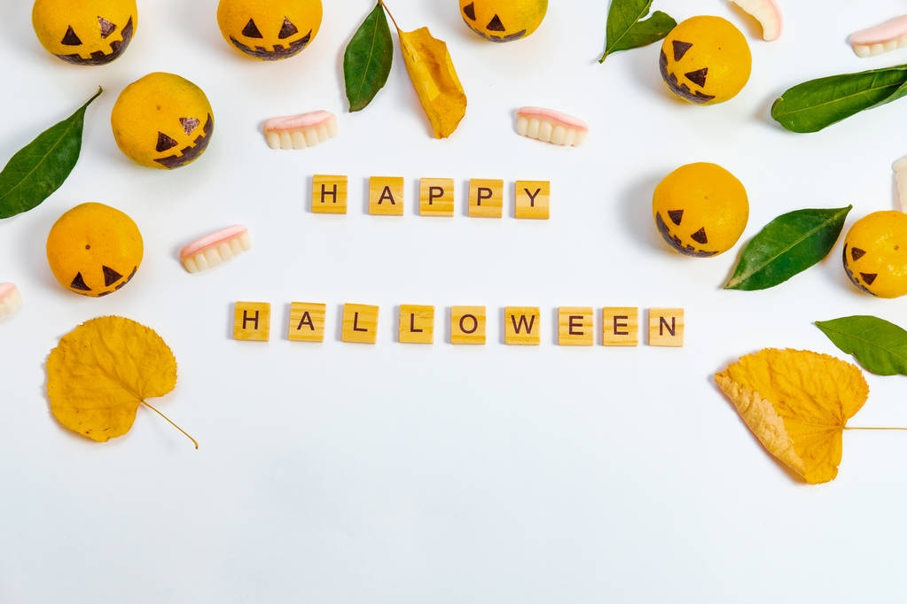 Joyeux Halloween avec de fausses citrouilles et mandarines avec s peint
 - Photo, image