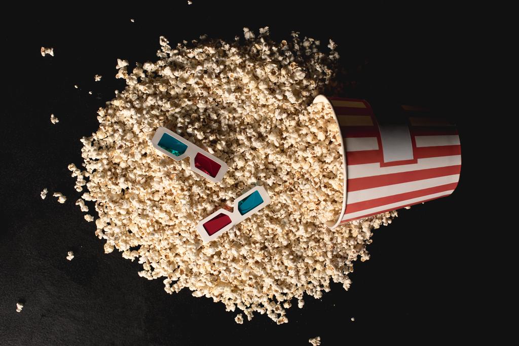 3d gözlük ile dökülen patlamış mısır - Fotoğraf, Görsel