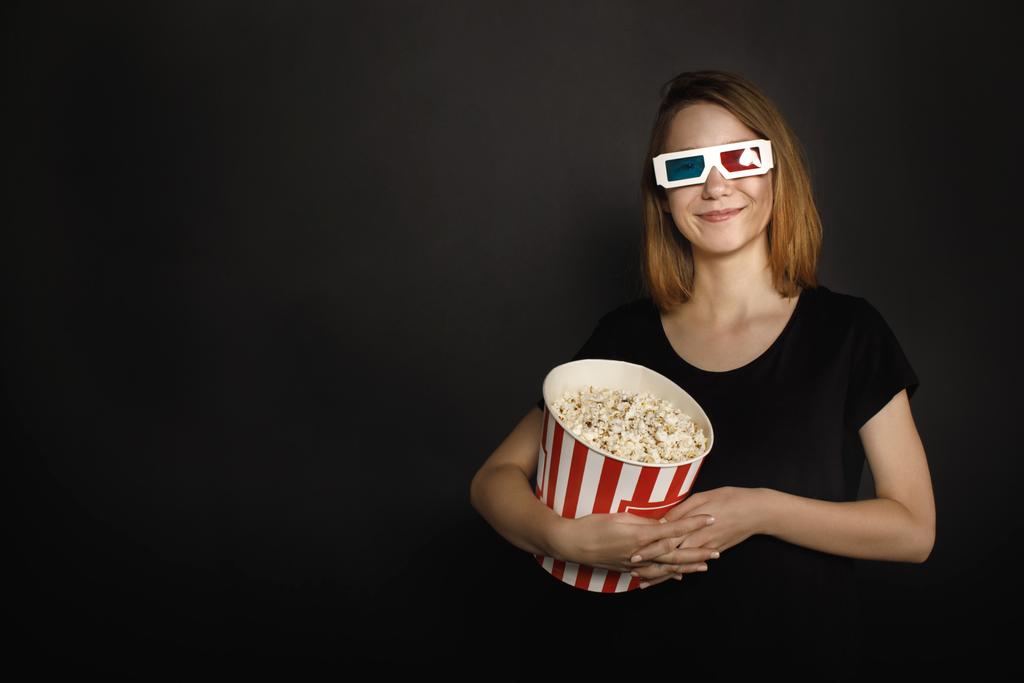Nainen ämpäri popcornia
 - Valokuva, kuva