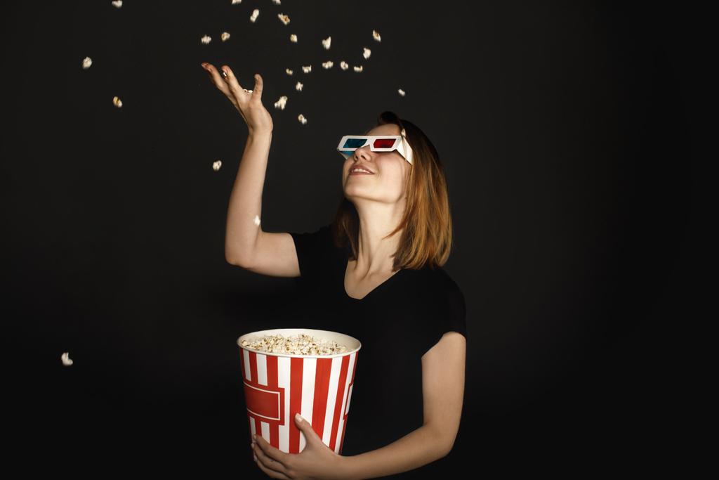 vrouw overgeven popcorn - Foto, afbeelding
