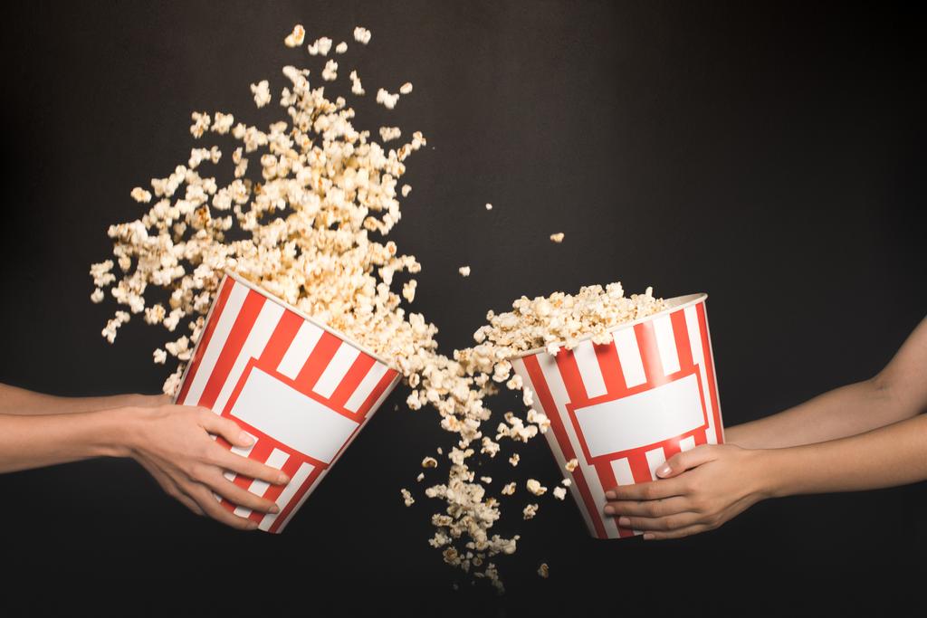 Menschen schütten Popcorn aus Eimern - Foto, Bild