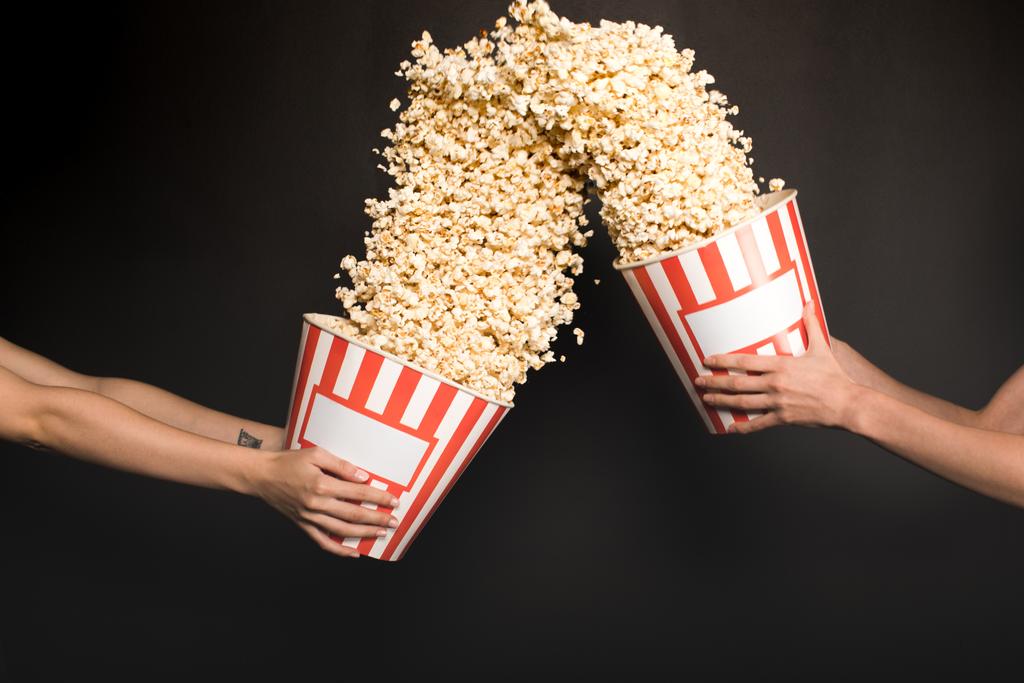 люди с ведрами попкорна
 - Фото, изображение