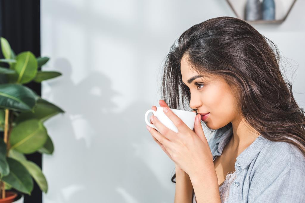 дівчина п'є каву
 - Фото, зображення