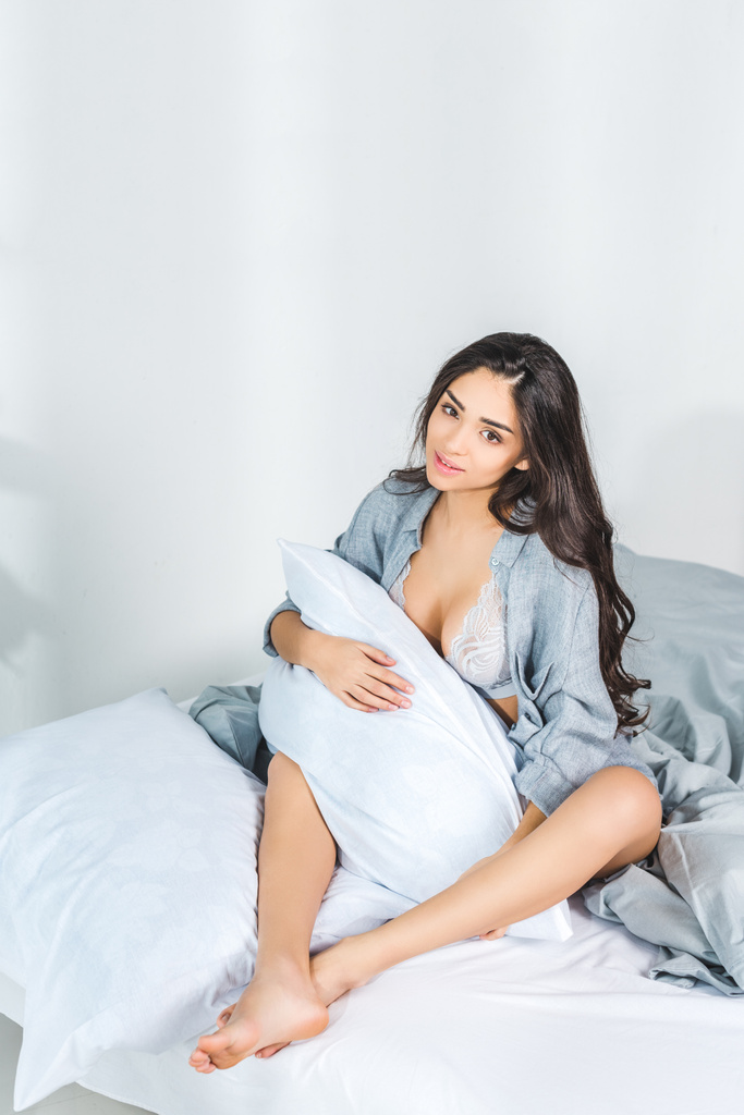 Сексуальная женщина сидит на кровати
 - Фото, изображение