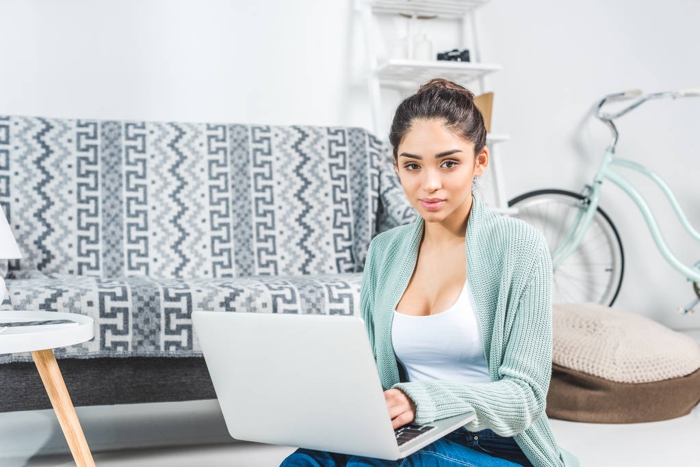 Junge Frau mit Laptop zu Hause - Foto, Bild