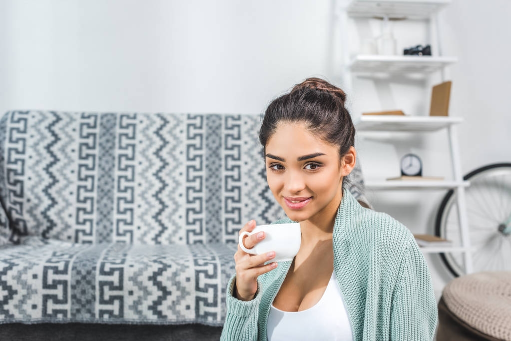 Жінка п'є каву вдома
 - Фото, зображення