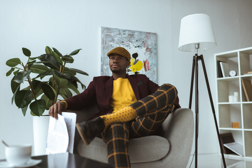 hombre de negocios afroamericano con estilo con periódico
 - Foto, Imagen