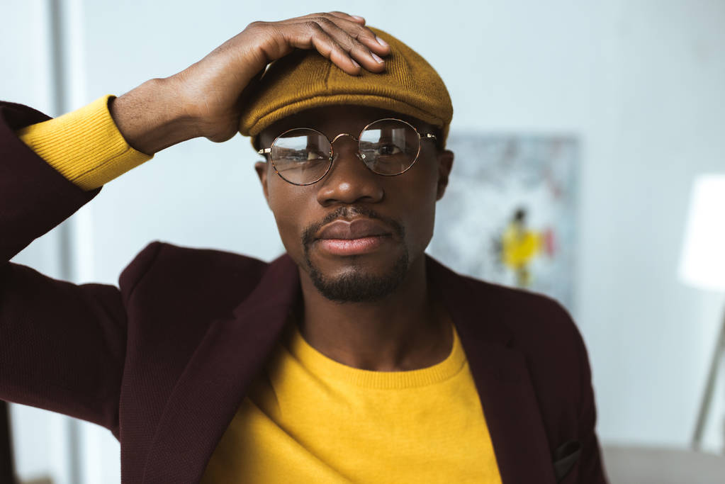 uomo afroamericano alla moda in berretto
 - Foto, immagini