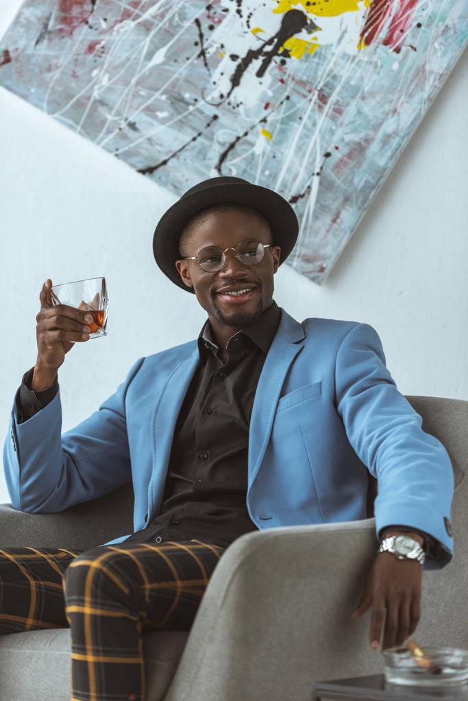 Αφρικανική αμερικανική άνθρωπος με ποτήρι ουίσκι  - Φωτογραφία, εικόνα