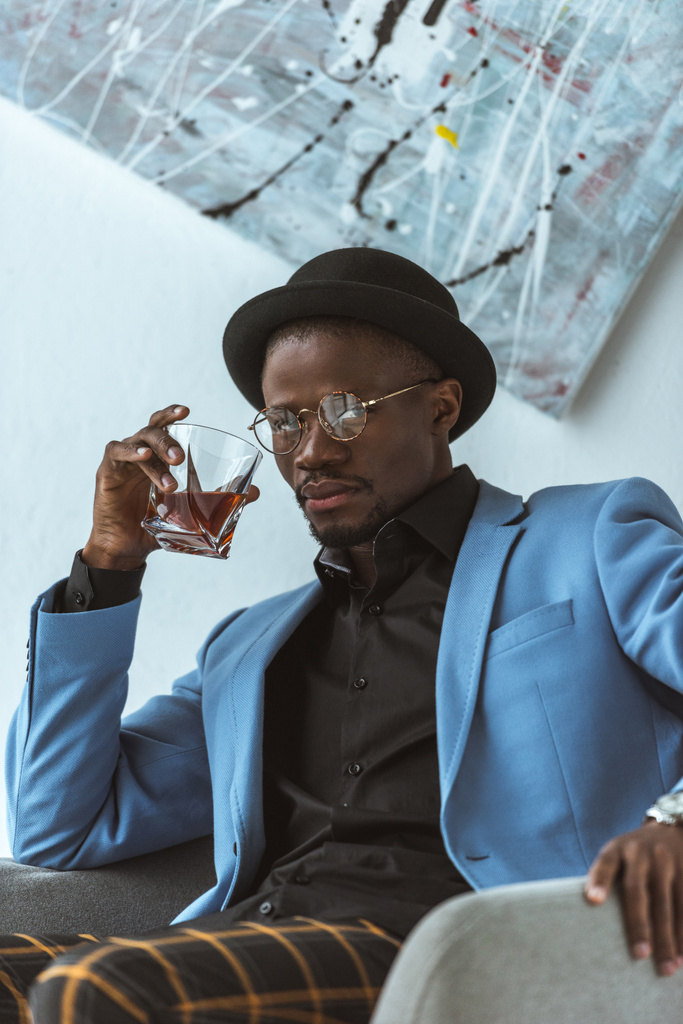 fiducioso uomo africano americano con cognac
 - Foto, immagini