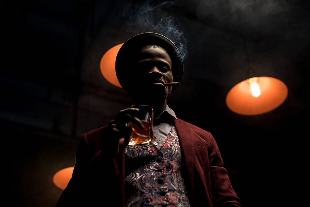 homme afro-américain avec whisky et cigare
 - Photo, image