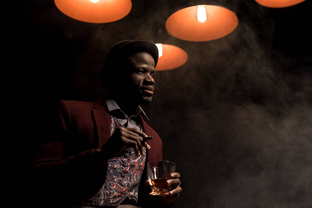 Afrikanisch-amerikanischer Mann mit Cognac und Zigarre - Foto, Bild