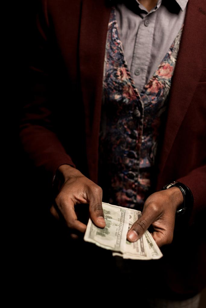 Подсчет банкнот в долларах
 - Фото, изображение