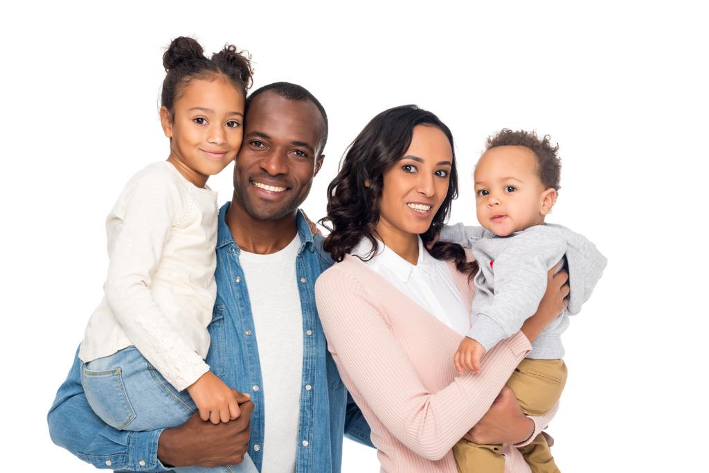 glückliche afrikanisch-amerikanische Familie mit zwei Kindern - Foto, Bild