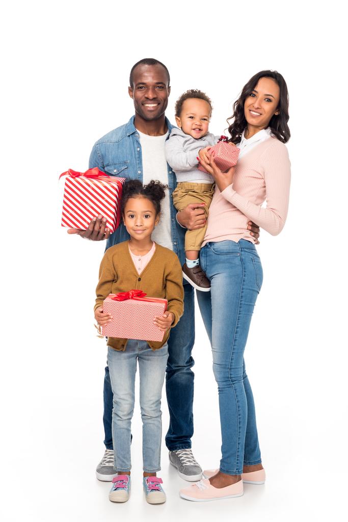 gelukkige Afro-Amerikaanse familie met geschenken - Foto, afbeelding