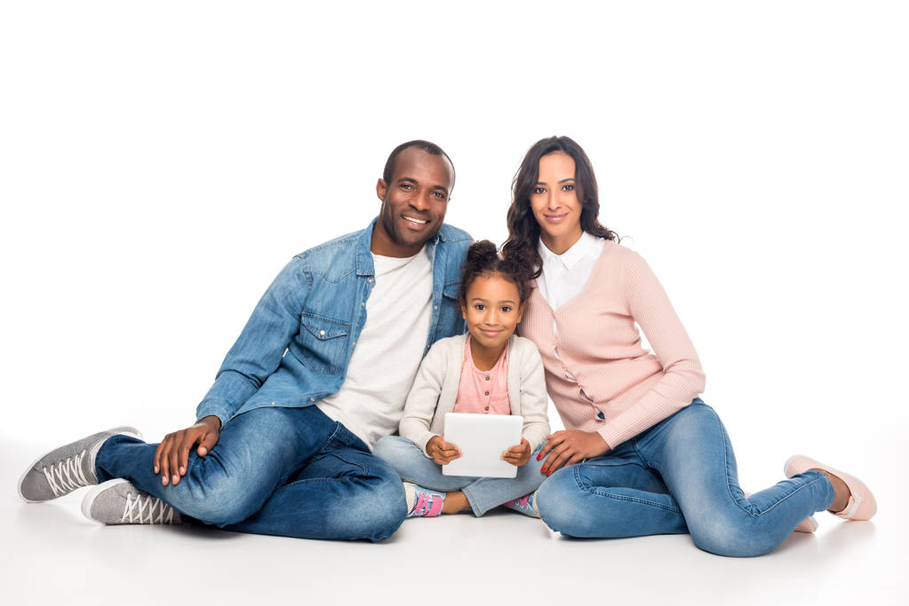 família afro-americana com tablet digital
 - Foto, Imagem