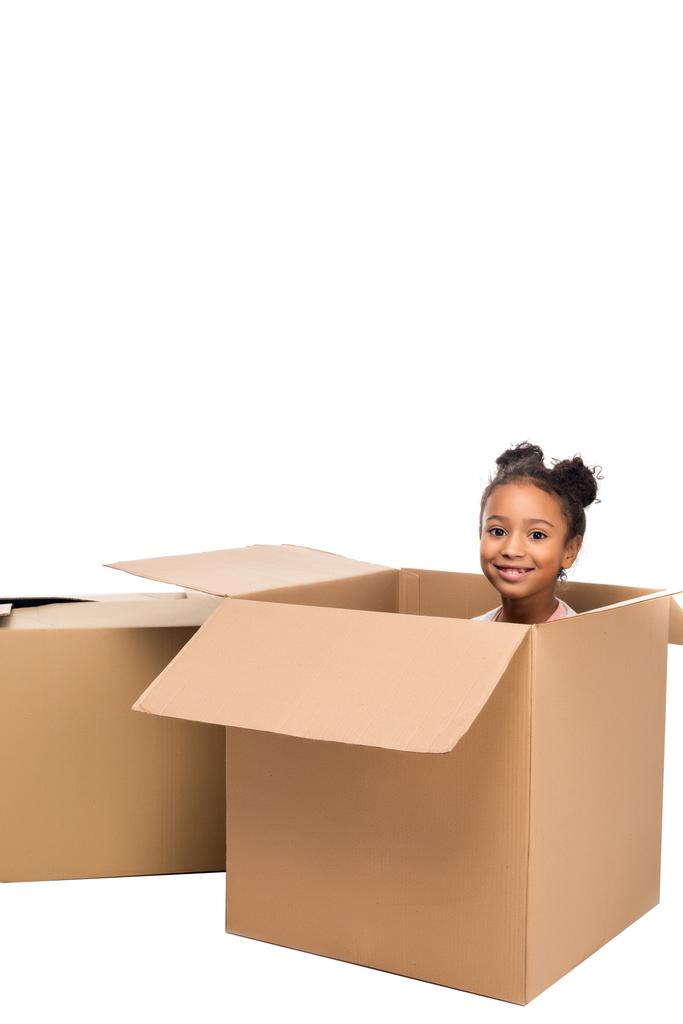 το παιδί κάθεται σε κουτί από χαρτόνι - Φωτογραφία, εικόνα
