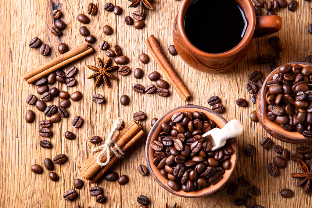 schwarze Kaffeekörner auf dem Holztisch - Foto, Bild